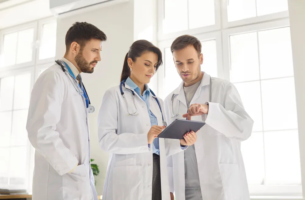 Wie viel verdient ein Assistenzarzt netto? Gehalt nach Erfahrung, Fachrichtung und Tarifvertrag