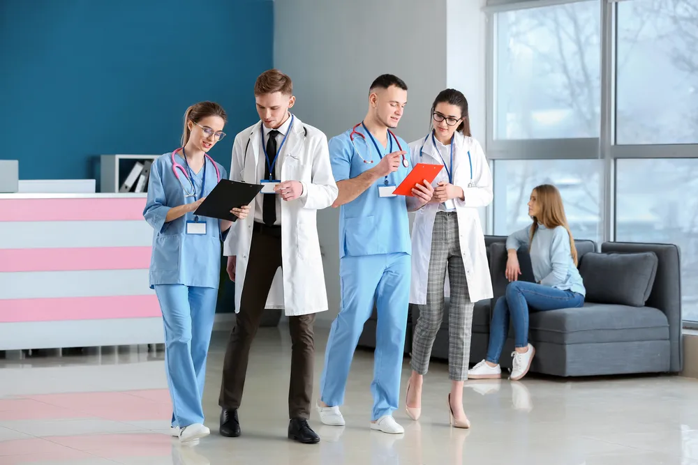 Wie viele MFAs braucht eine Praxis? Empfehlungen nach Fachrichtung und Praxisgröße