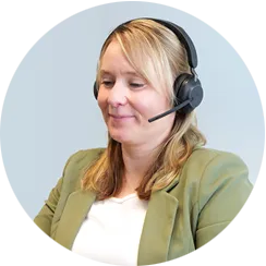 Eine lächelnde Frau mit Headset auf 